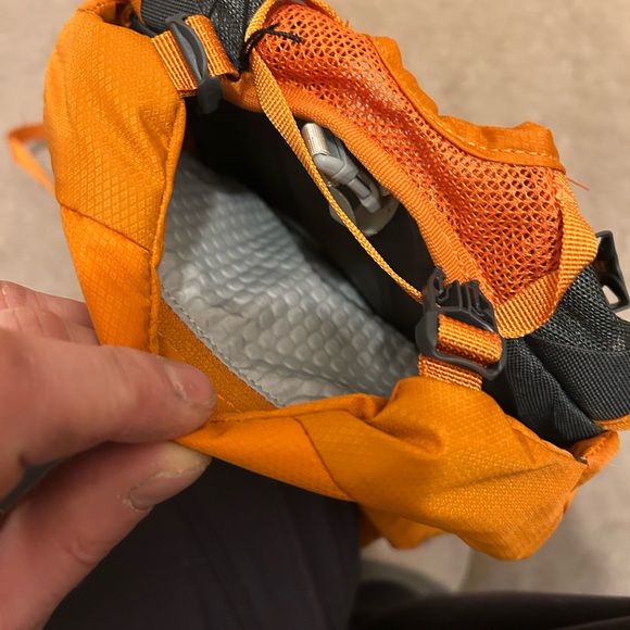 OSPREY Men's Bright Orange Lightweight Daypack Backpack Katari 7 - Picture 4 of 4